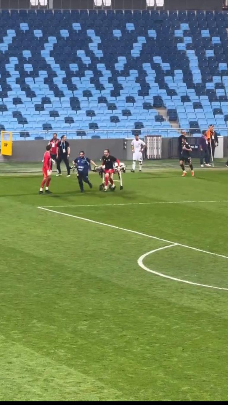 Baygınlık geçiren futbolcuya sedyeyi kulüp personeli taşıdı