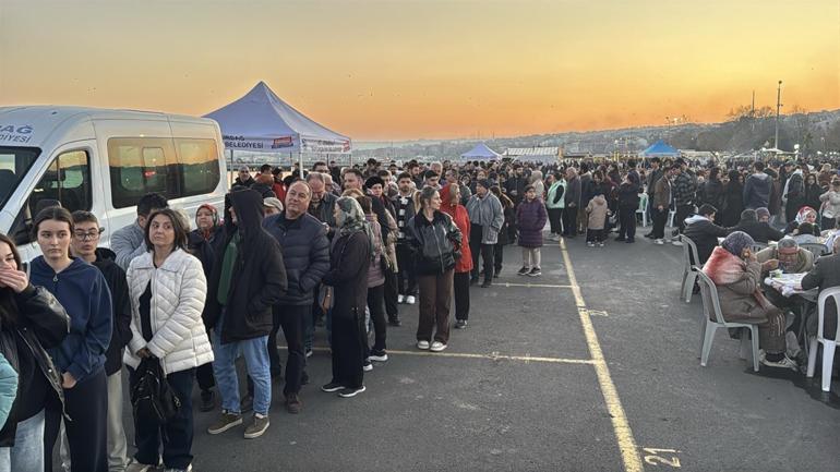 Tekirdağ’da 5 bin kişinin katıldığı iftar etkinliğinde uzun kuyruklar oluştu