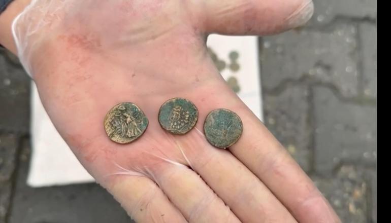 Eyüpsultan’da bin 200 yıllık altın yazmalı Tevrat ele geçirildi; 1,5 milyon dolara satacaklarmış