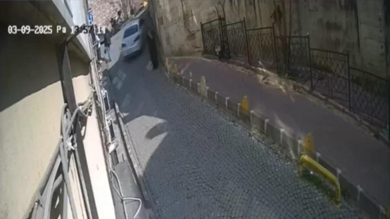 Fatihte ileri yerine geri vites yaptı; yoldan geçen kadına çarptı