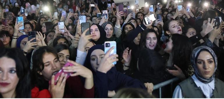 Milletvekili Alagöz, sahnede sesiyle beğeni topladı