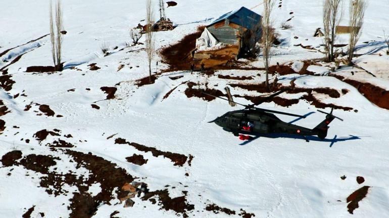 Yolu kapanan köyde hayvanlarının yemi biten köylüye helikopterle yardım eli