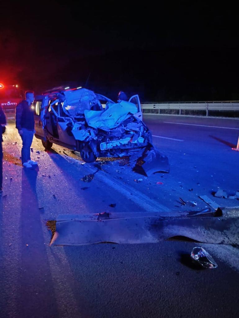 Otoyolda hafif ticari araç, TIRa çarptı; 1 ölü 3 yaralı