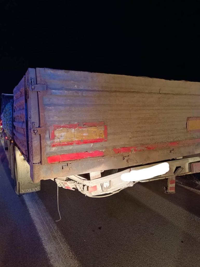 Otoyolda hafif ticari araç, TIRa çarptı; 1 ölü 3 yaralı
