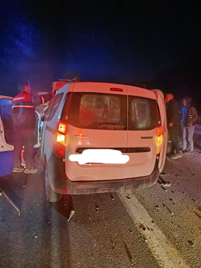 Otoyolda hafif ticari araç, TIRa çarptı; 1 ölü 3 yaralı