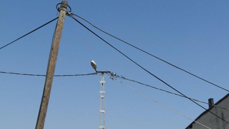 Başakşehirde rögardan giren hırsızlar yer altı kablolarını çaldı; mahalleli internetsiz kaldı