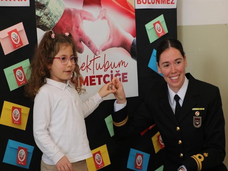 Okuma yazmayı öğrenen 1inci sınıf öğrencilerinden Mehmetçiğe mektup