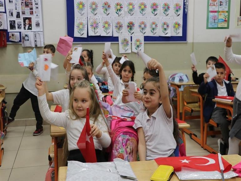 Okuma yazmayı öğrenen 1inci sınıf öğrencilerinden Mehmetçiğe mektup