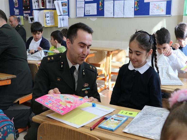 Okuma yazmayı öğrenen 1inci sınıf öğrencilerinden Mehmetçiğe mektup