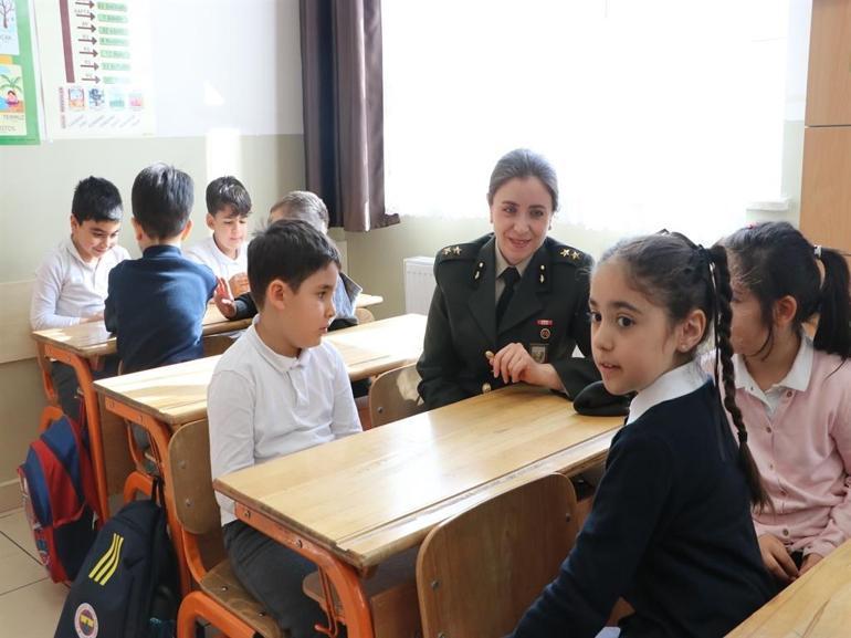 Okuma yazmayı öğrenen 1inci sınıf öğrencilerinden Mehmetçiğe mektup