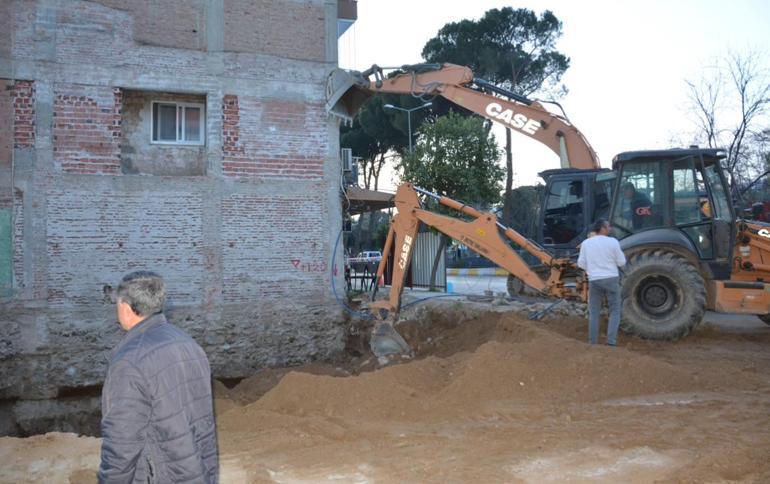 Temel kazısı sırasında bitişikteki 4 katlı binada çökme meydana geldi