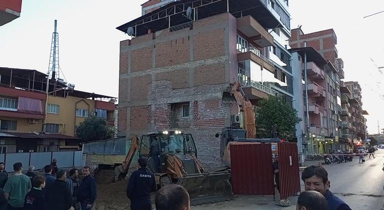 Temel kazısı sırasında bitişikteki 4 katlı binada çökme meydana geldi