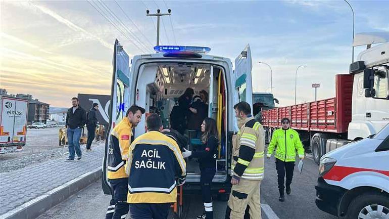 Kütahya’da yolcu otobüsü TIR’a çarptı: 13 yaralı