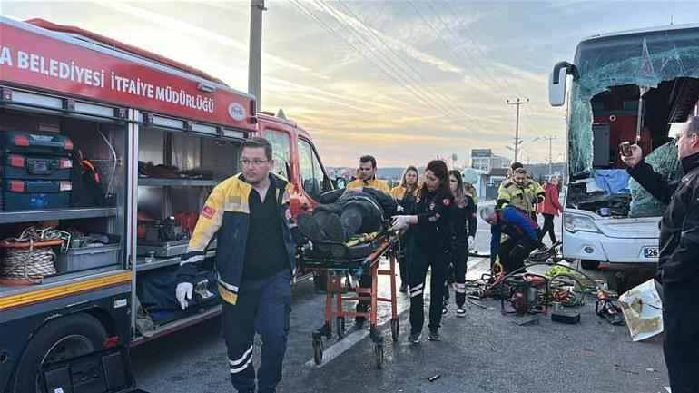 Kütahya’da yolcu otobüsü TIR’a çarptı: 13 yaralı