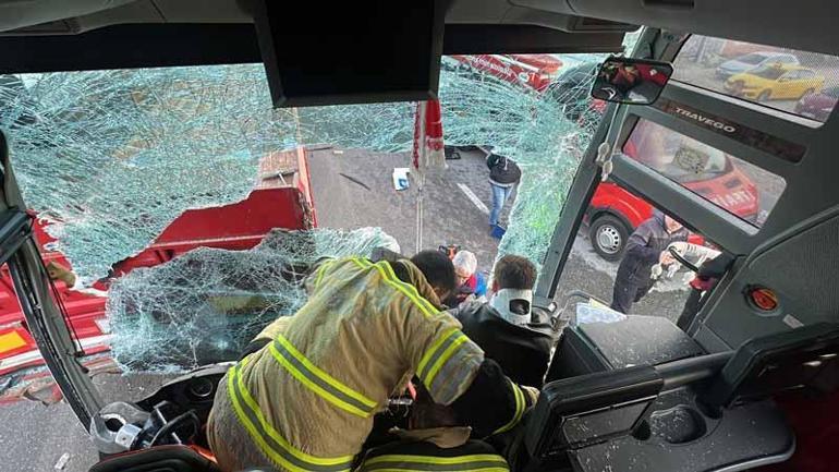 Kütahya’da yolcu otobüsü TIR’a çarptı: 13 yaralı