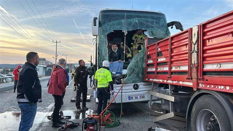 Kütahya’da yolcu otobüsü TIR’a çarptı: 13 yaralı