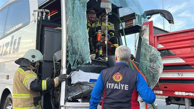 Kütahya’da yolcu otobüsü TIR’a çarptı: 13 yaralı