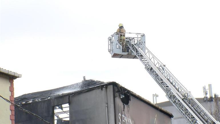 Sultanbeylide 3 katlı iş yerinde çıkan yangın söndürüldü
