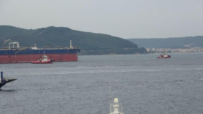 Yedeklenen 274 metrelik tanker, Çanakkale Boğazından geçti