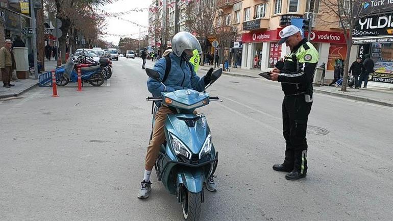 Trafik polisinden motosikletli gençlere Ananızı, babanızı düşünün uyarısı