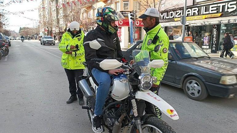 Trafik polisinden motosikletli gençlere Ananızı, babanızı düşünün uyarısı