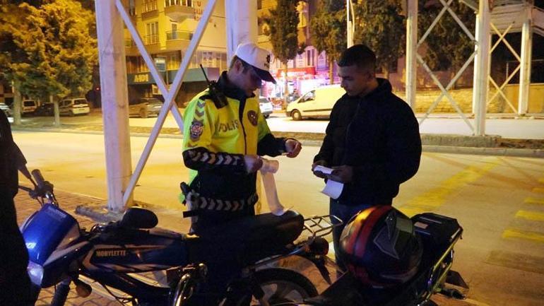 Trafik polisinden motosikletli gençlere Ananızı, babanızı düşünün uyarısı