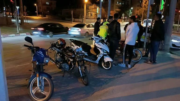 Trafik polisinden motosikletli gençlere Ananızı, babanızı düşünün uyarısı