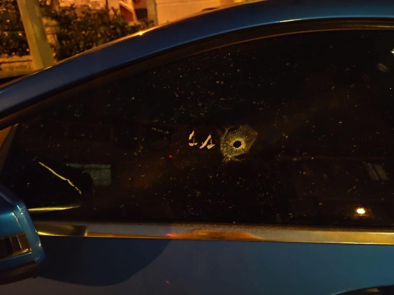 Küçükçekmecede motosikletli şüpheliler park halindeki otomobile ateş açtı