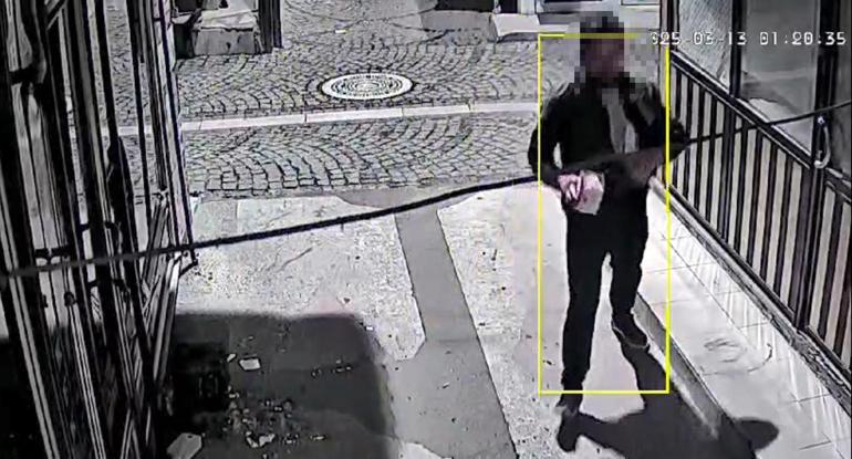 İş yerinin camını beton kalıpla kırıp, tablet ve cep telefonları çaldı; o anlar kamerada
