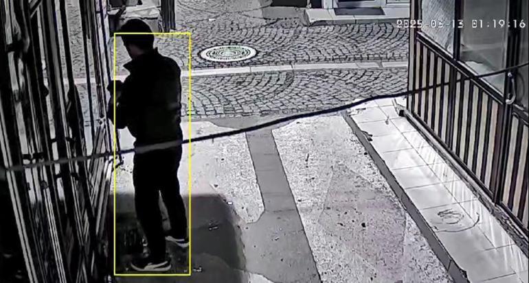 İş yerinin camını beton kalıpla kırıp, tablet ve cep telefonları çaldı; o anlar kamerada