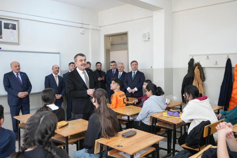 Bakan Tekin: Uygun olan okullarımızın bahçesine spor salonu yapılacak