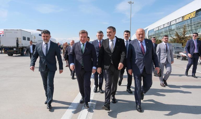 Bakan Tekin: Uygun olan okullarımızın bahçesine spor salonu yapılacak