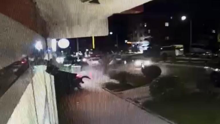 Alkollü sürücünün otomobille yayalara çarpıp, markete girdiği kaza kamerada: 3 yaralı