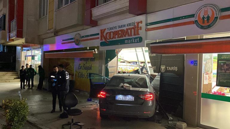 Alkollü sürücünün otomobille yayalara çarpıp, markete girdiği kaza kamerada: 3 yaralı