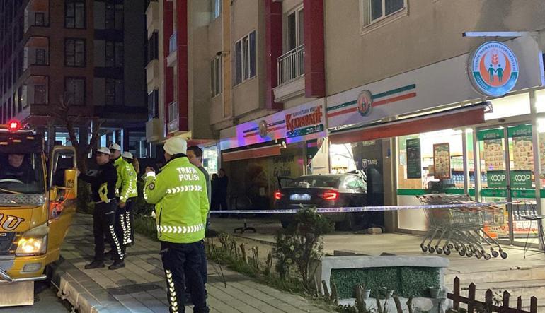 Alkollü sürücünün otomobille yayalara çarpıp, markete girdiği kaza kamerada: 3 yaralı