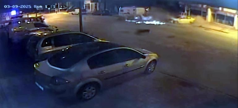 Otomobilin park halindeki 3 araca çarptığı kaza kamerada: 2 yaralı