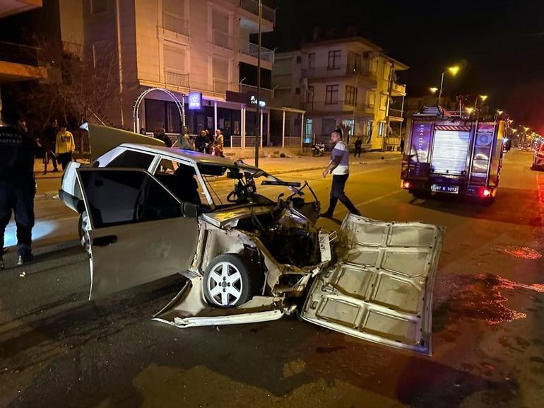 Otomobilin park halindeki 3 araca çarptığı kaza kamerada: 2 yaralı