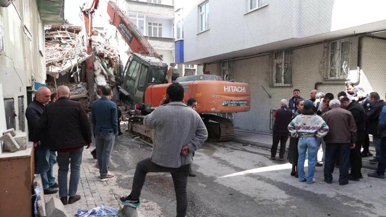Esenlerde kontrollü yıkım sırasında hasar alan 2 bina tahliye edildi