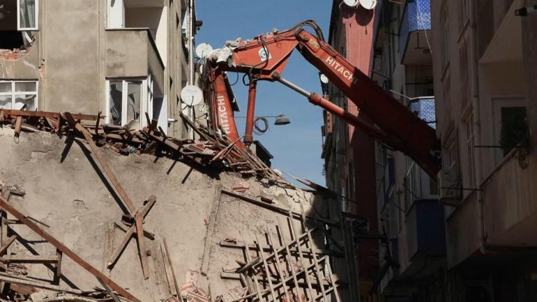 Esenlerde kontrollü yıkım sırasında hasar alan 2 bina tahliye edildi
