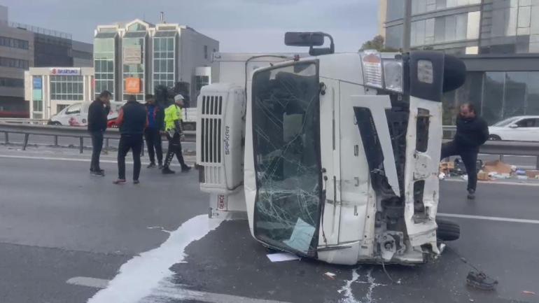 Bağcılar Basın Ekspres yolunda kamyonet devrildi; yol trafiğe kapandı