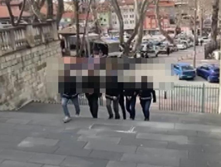 Yakıt deposunun altına gizledikleri silahlarla yakalandılar; 2 tutuklama