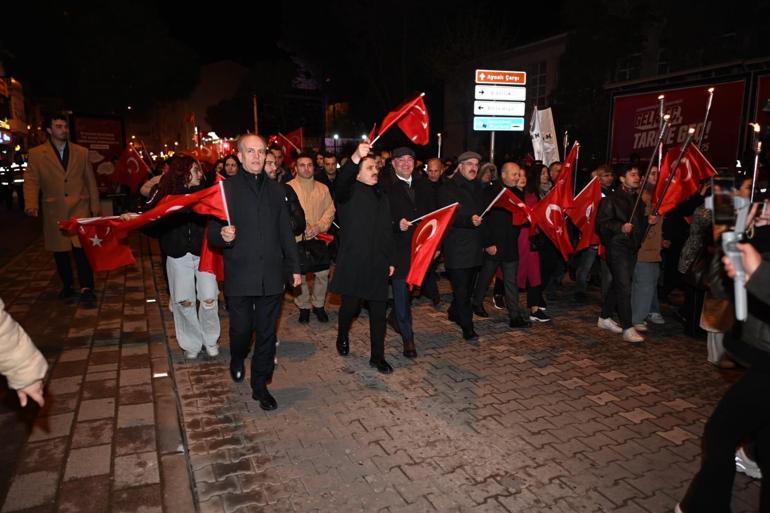 Çanakkale Deniz Zaferinin 110uncu yılı kutlamaları; fener alayı düzenlendi