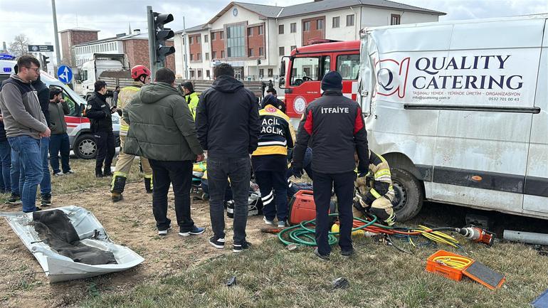 TIR’ın çarptığı minibüsün sürücüsü öldü; kaza kamerada