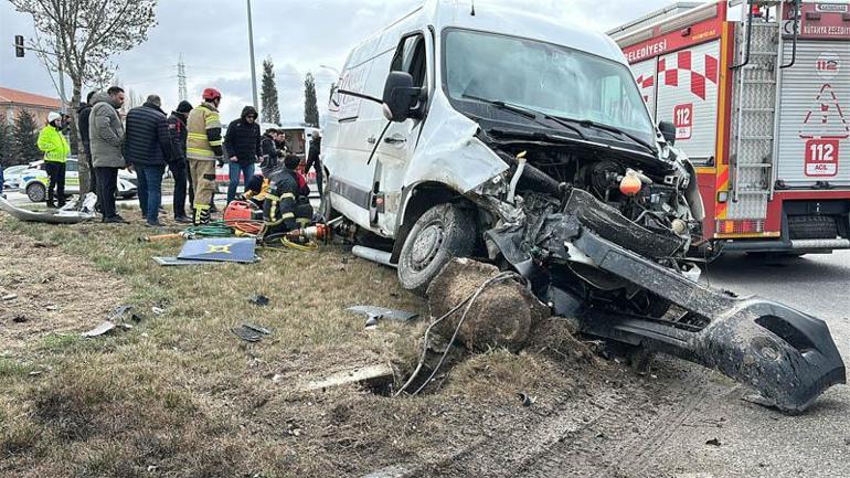 TIR’ın çarptığı minibüsün sürücüsü öldü; kaza kamerada