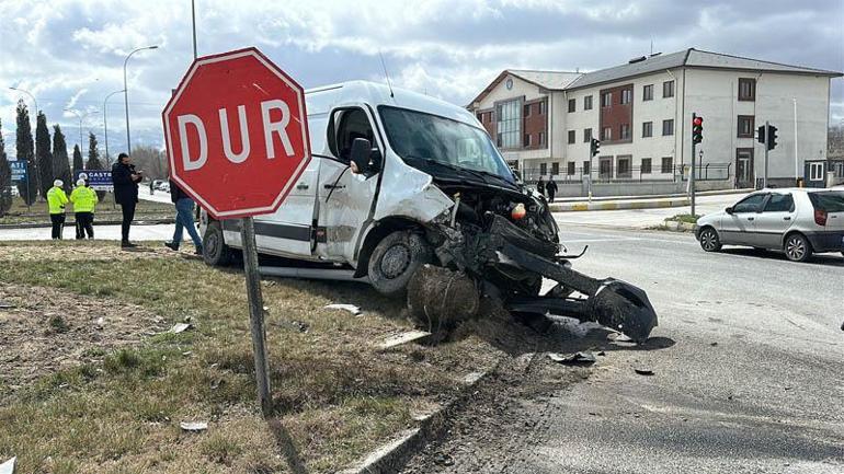 TIR’ın çarptığı minibüsün sürücüsü öldü; kaza kamerada