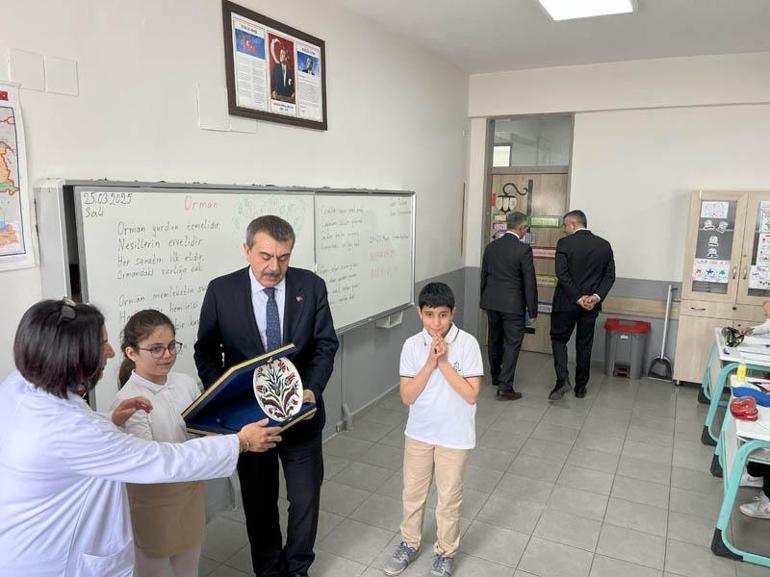 Bakan Tekin, sınıf başkanı seçildiğinde kendisini okula getireceğini vadeden öğrenciyi kırmadı