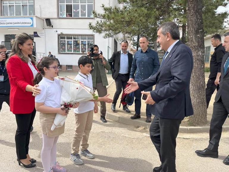 Bakan Tekin, sınıf başkanı seçildiğinde kendisini okula getireceğini vadeden öğrenciyi kırmadı