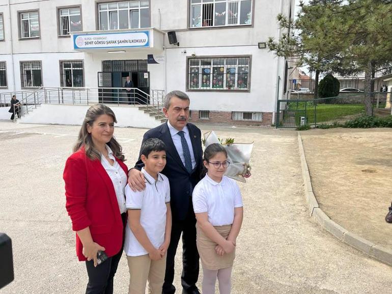 Bakan Tekin, sınıf başkanı seçildiğinde kendisini okula getireceğini vadeden öğrenciyi kırmadı