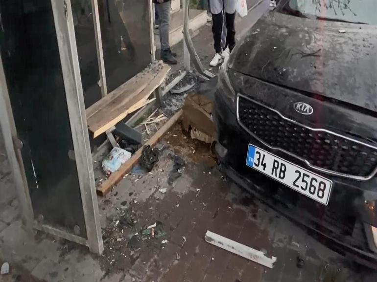 Otomobilin otobüs durağına daldığı kazada ağır yaralanan kişi kurtarılamadı