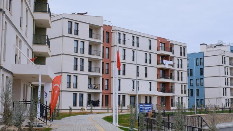 Bakan Kurum, bayramı yeni evlerinde karşılayan depremzede ailenin görüntülerini paylaştı